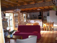 Salle à manger, salon et coin cuisine
